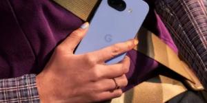 تسريب جديد يفيد بأن هاتف Google Pixel 9A يتخلى عن نتوء الكاميرا ويأتي بحواف سميكة