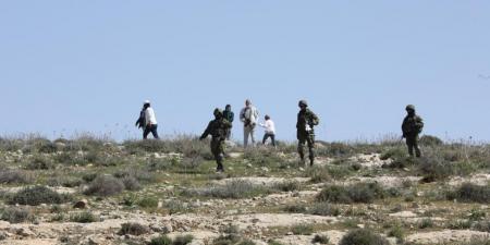 مستوطنون يجرفون أراضي فلسطينيين في قريوت جنوب نابلس