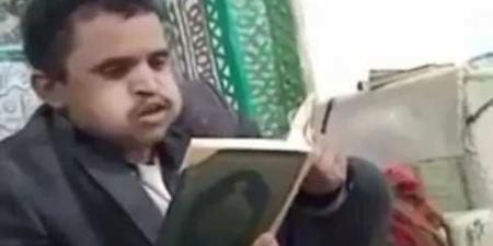 الحوثيون ينتهكون قدسية المساجد: ظهور عنصر حوثي يمضغ القات داخل مسجد في صنعاء يثير جدلاً واسعاً